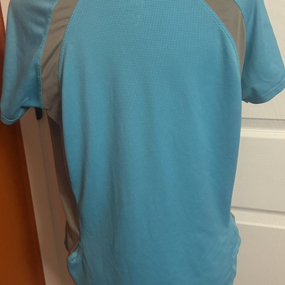 The North Face dry-fit workout shirt - Picture 3 of 5